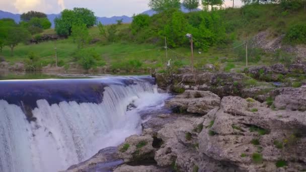 Karadağ Başkenti Podgorica Yakınlarındaki Sözde Niagara Şelalesi — Stok video