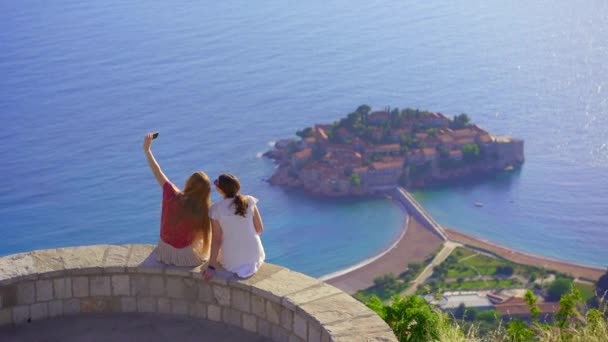 Zwei Junge Frauen Sitzen Auf Einem Aussichtspunkt Der Nähe Der — Stockvideo