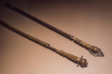 Müslüman inancının niteliği, karanlık bir arkaplanda bir çubuk.