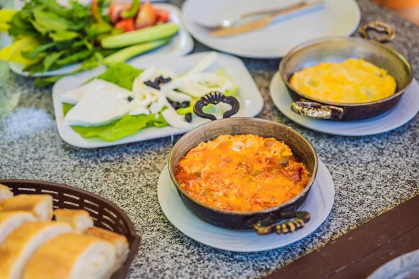 Turecký Stůl Snídani Pečivo Zelenina Olivy Sýry Smažená Vejce Džemy — Stock fotografie