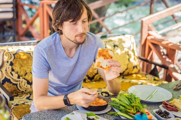 Uomo Turista Mangiare Colazione Turca Tavolo Turco Colazione Pasticcini Verdure — Foto Stock