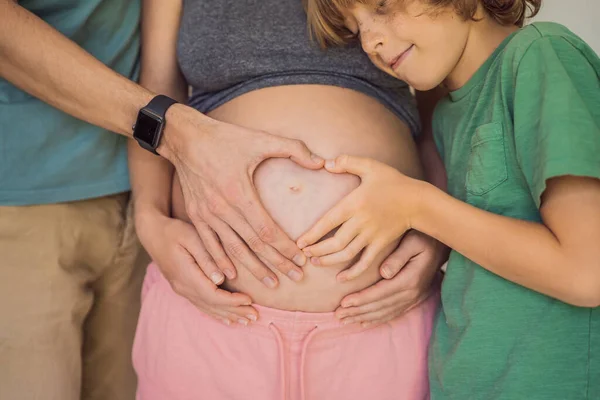 Беременная Женщина Отец Первый Ребенок Держатся Руки Форме Сердца Шишке — стоковое фото