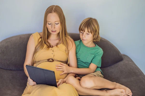Hamile Anne Oğlu Tablete Bakın Kitap Okumak Çizgi Film Izlemek — Stok fotoğraf