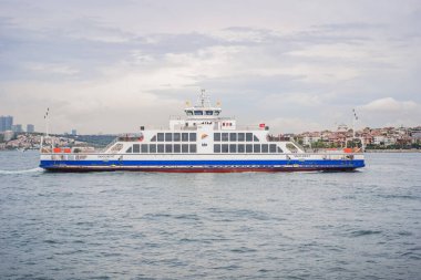 İstanbul, Türkiye 13 Ağustos 2022: Türkiye 'deki Müslüman mimari ve su taşımacılığı - İstanbul Boğazı' ndaki deniz yolculuğunun güzel manzaralı turistik simgeleri.