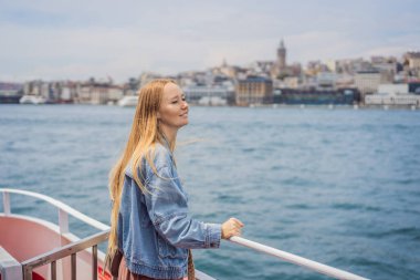 İstanbul 'da İstanbul Boğazı' ndan geçen feribottan denizin keyfini çıkaran mutlu kadın. İstanbul 'a yaz gezisi.