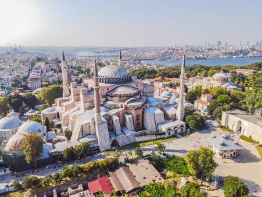 Güneşli gün mimarisi ve Eminonu 'daki Ayasofya Müzesi, İstanbul, Türkiye. Hindi. Dron fotoğrafçılık.