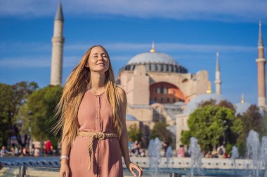 Kadınlar, Ayasofya Katedrali 'nin, ünlü İslami Tarihi Cami' nin, İstanbul 'a Seyahatin tadını çıkarıyor. Güneşli gün mimarisi ve Eminonu 'daki Ayasofya Müzesi, İstanbul, Türkiye. Türkiye.