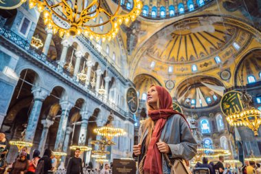 Sofya 'yı, Ayasofya' yı İstanbul 'u, Türkiye' yi, Bizans mimarisini, şehir simgesini ve mimari dünyasını seven kadın turist. Türkiye.