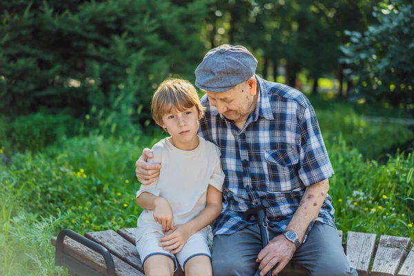 曽祖父と曾孫が一緒に公園で時間を過ごす — ストック写真