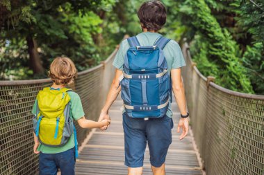 Baba ve oğul turistler Yıldız Parkı 'ndaki Rope Köprüsü' nde. Beşiktaş, İstanbul, Türkiye. Hindi. Çocuk konseptiyle seyahat etmek.