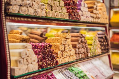 Geleneksel oryantal tatlı kurabiyeler, fındıklar, kurutulmuş meyveler, pastiller, marmelat, şekerli Türk çölü, bal ve şam fıstığı bir sokak gıda pazarında sergileniyor..