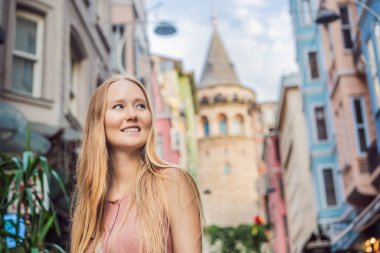 Beyoğlu, İstanbul, Türkiye 'deki Galata Kulesi manzaralı güzel kadın turist portresi. Türkiye.