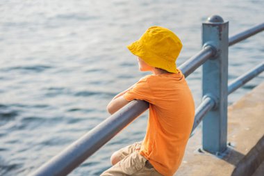 Altın Boynuz Körfezi manzaralı Erkek Turist Portresi, İstanbul, Türkiye. Hindi. Çocuk konseptiyle seyahat etmek.