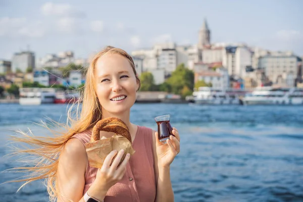 Жінка Стамбулі Снідає Сімітом Склянкою Турецького Чаю Склянка Турецького Чаю — стокове фото