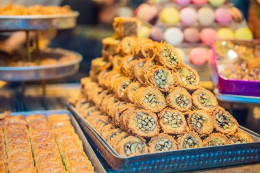 Geleneksel oryantal tatlı kurabiyeler, fındıklar, kurutulmuş meyveler, pastiller, marmelat, şekerli Türk çölü, bal ve şam fıstığı bir sokak gıda pazarında sergileniyor..