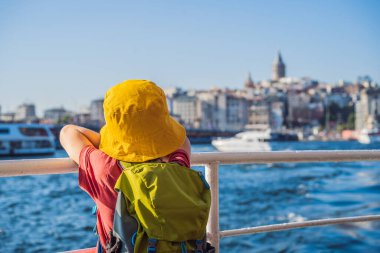İstanbul 'da İstanbul Boğazı' ndan geçen feribottan denizin keyfini çıkaran mutlu çocuk. İstanbul 'a yaz gezisi. Çocuk konseptiyle seyahat etmek.