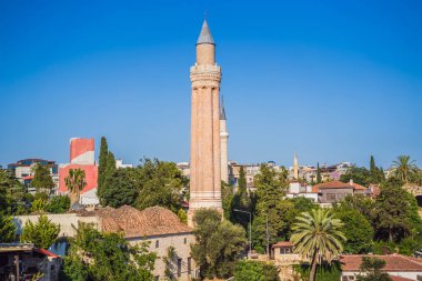 Antalya 'daki Alaaddin Camii' nin minaresi. Yivli Minare.