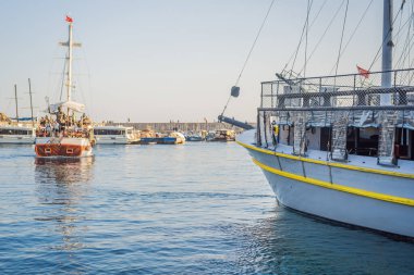 Antalya 'daki eski Kaleici kasabası. Antalya Eski Kent limanı, Taurus dağları ve Akdeniz 'in panoramik manzarası, Türkiye.