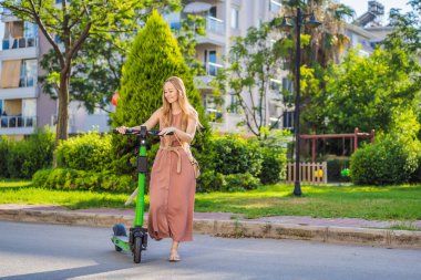 İşe elektrikli scooterla giden genç, güzel bir kadın, modern kız, yeni nesil, elektrik nakli, ekolojik ulaşım, ekolojik ulaşım, günbatımı, elektrikli kaykay.
