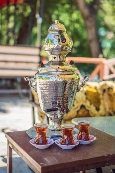 Pití Tradičního Tureckého Čaje Tureckým Šálkem Čaje Měděným Čajovým Hrncem — Stock fotografie