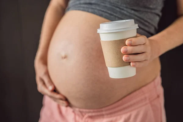 Hamile Bir Kadın Elinde Bir Fincan Kahve Tutuyor Kafein Güvenliği — Stok fotoğraf