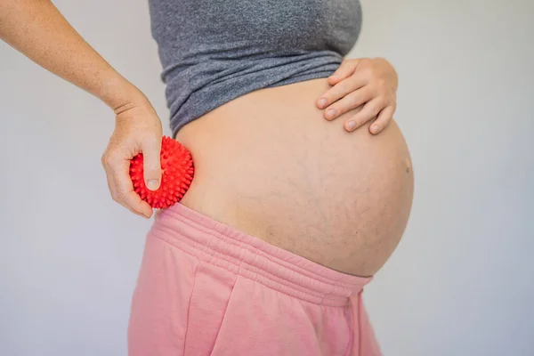 Vlastní Masáž Masážním Zařízením Pro Těhotnou Ženu — Stock fotografie