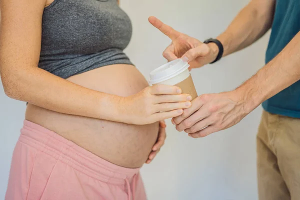 Koca Hamile Kadının Kahve Içmesini Yasaklıyor Hamile Bir Kadın Elinde — Stok fotoğraf