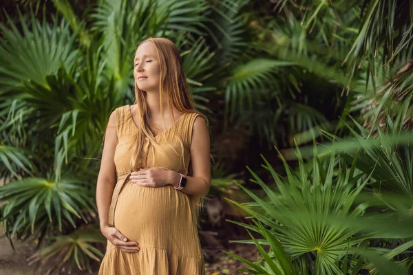 Mujer Embarazada Camina Parque Por Noche Familia Disfrutando Del Embarazo — Foto de Stock