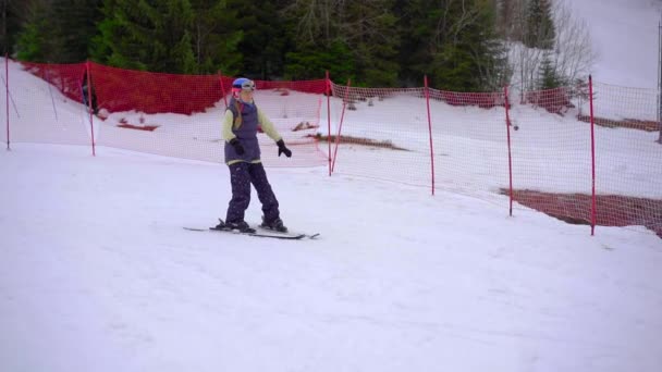 Vídeo Cámara Lenta Mujer Está Aprendiendo Esquiar Ella Está Cabalgando — Vídeo de stock