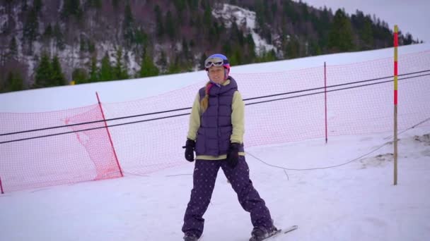 Slowmotion Video Kvinnan Lär Sig Åka Skidor Hon Rider Nerför — Stockvideo