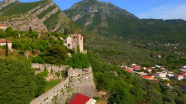 İnsansız hava aracı görüntüleri Stari Bar 'ın çarpıcı kalıntılarını yakalıyor. Taş binalar ve tarihin kalıntıları arasında duran önde gelen bir saat kulesi. Karadağ 'daki Eski Bar büyüleyici bir yer.