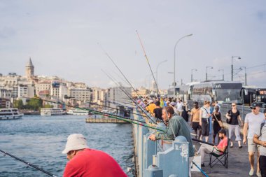 İstanbul, Türkiye - 13 Ağustos 2022: Galata Köprüsü 'nde gün batımından önce Galata Kulesi, Eminonu ilçesi, İstanbul, Türkiye.