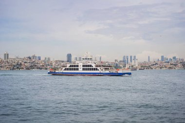 İstanbul, Türkiye 13 Ağustos 2022: Türkiye 'deki Müslüman mimari ve su taşımacılığı - İstanbul Boğazı' ndaki deniz yolculuğunun güzel manzaralı turistik simgeleri.