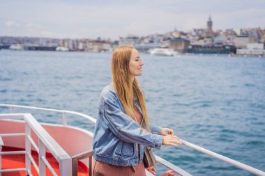 İstanbul 'da İstanbul Boğazı' ndan geçen feribottan denizin keyfini çıkaran mutlu kadın. İstanbul 'a yaz gezisi.