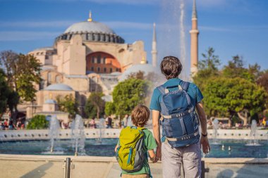 Baba ve oğul turistler, Ayasofya Katedrali 'nin, ünlü İslami Tarihi Cami' nin, İstanbul 'a Seyahat' in güzel manzarasının keyfini çıkarıyorlar. Çocuk konseptiyle seyahat etmek. Güneşli gün mimarisi ve Ayasofya