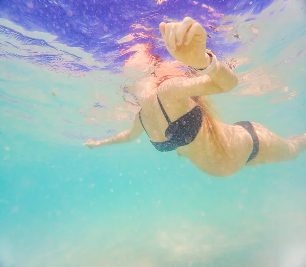 수중에서 수영하는 건강하고 활동적 아기가 태어나기 엄마를 기다리고 있어요 휴가와 — 스톡 사진