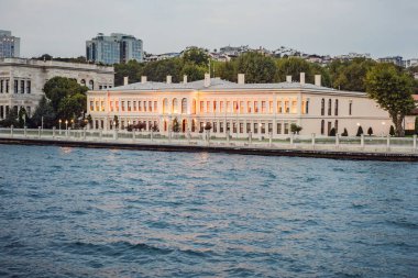 Dolmabahce Sarayı manzarası Yansımalı, İstanbul, Boğaz manzaralı hindi suyu manzaralı.