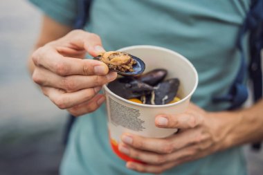 Pirinçle doldurulmuş midye yığını. İnsanoğlu geleneksel Türk yemeklerini yiyecek. İstanbul, Türkiye.
