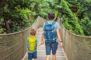 Baba ve oğul turistler Yıldız Parkı 'ndaki Rope Köprüsü' nde. Beşiktaş, İstanbul, Türkiye. Hindi. Çocuk konseptiyle seyahat etmek.
