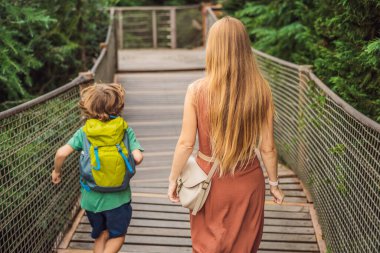 Anne ve oğul turistler Yıldız Parkı 'ndaki Rope Köprüsü' nde. Beşiktaş, İstanbul, Türkiye. Hindi. Çocuk konseptiyle seyahat etmek.