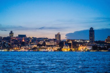 Günbatımında İstanbul, Türkiye. Turist teknesi yazın Golden Horn 'dan denize açılır. İstanbul 'un eski camili güzel güneşli manzarası. İstanbul ve Türkiye 'de seyahat, turizm ve tatil kavramı