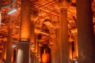 İstanbul 'da güzel bir sarnıç. Sarnıç - 6. yüzyılda yeraltı su deposu inşaatı, İstanbul, Türkiye, Türkiye.