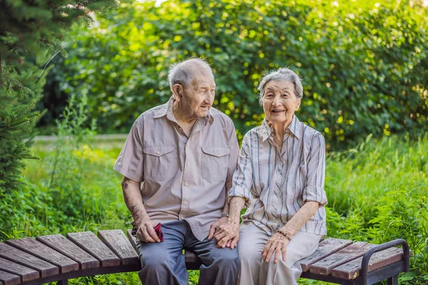 Ηλικιωμένο Ζευγάρι Ερωτευμένο Ανώτεροι Σύζυγοι Που Κρατιούνται Χέρι Χέρι Και — Φωτογραφία Αρχείου