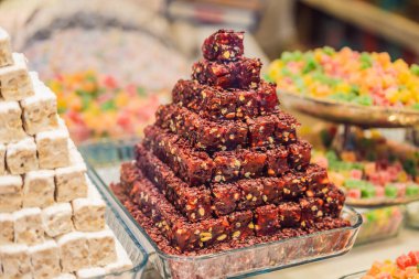 Geleneksel oryantal tatlı kurabiyeler, fındıklar, kurutulmuş meyveler, pastiller, marmelat, şekerli Türk çölü, bal ve şam fıstığı bir sokak gıda pazarında sergileniyor..