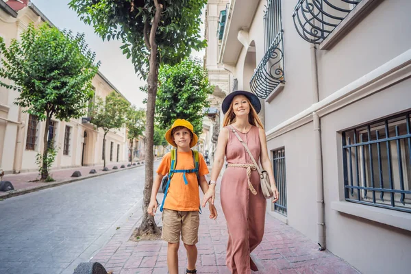 Μητέρα Και Γιος Τουρίστες Περπατούν Στους Παλιούς Δρόμους Της Κωνσταντινούπολης — Φωτογραφία Αρχείου