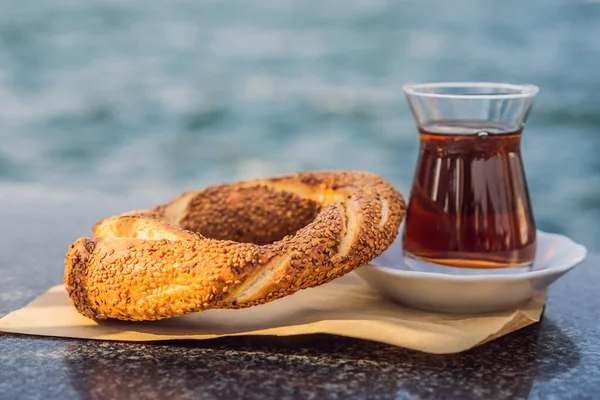 在土耳其伊斯坦布尔的金角湾 一杯土耳其茶和百吉饼西姆酒 Turkiye — 图库照片