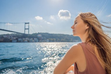 İstanbul 'da İstanbul Boğazı' ndan geçen feribottan denizin keyfini çıkaran mutlu kadın. İstanbul 'a yaz gezisi.