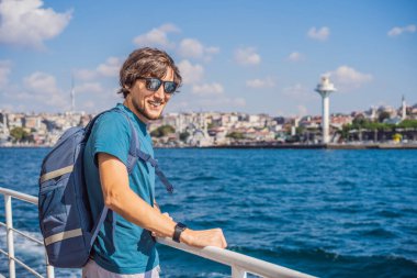İstanbul 'da İstanbul Boğazı' ndan geçen feribottan denizin keyfini çıkaran mutlu adam. İstanbul 'a yaz gezisi.