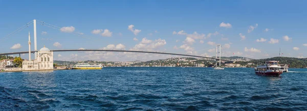 Γέφυρα Του Βοσπόρου Μια Ηλιόλουστη Καλοκαιρινή Μέρα Θέα Από Θάλασσα — Φωτογραφία Αρχείου