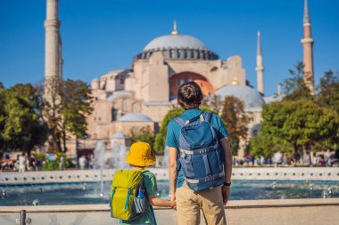 Baba ve oğul turistler, Ayasofya Katedrali 'nin, ünlü İslami Tarihi Cami' nin, İstanbul 'a Seyahat' in güzel manzarasının keyfini çıkarıyorlar. Çocuk konseptiyle seyahat etmek. Güneşli gün mimarisi ve Ayasofya